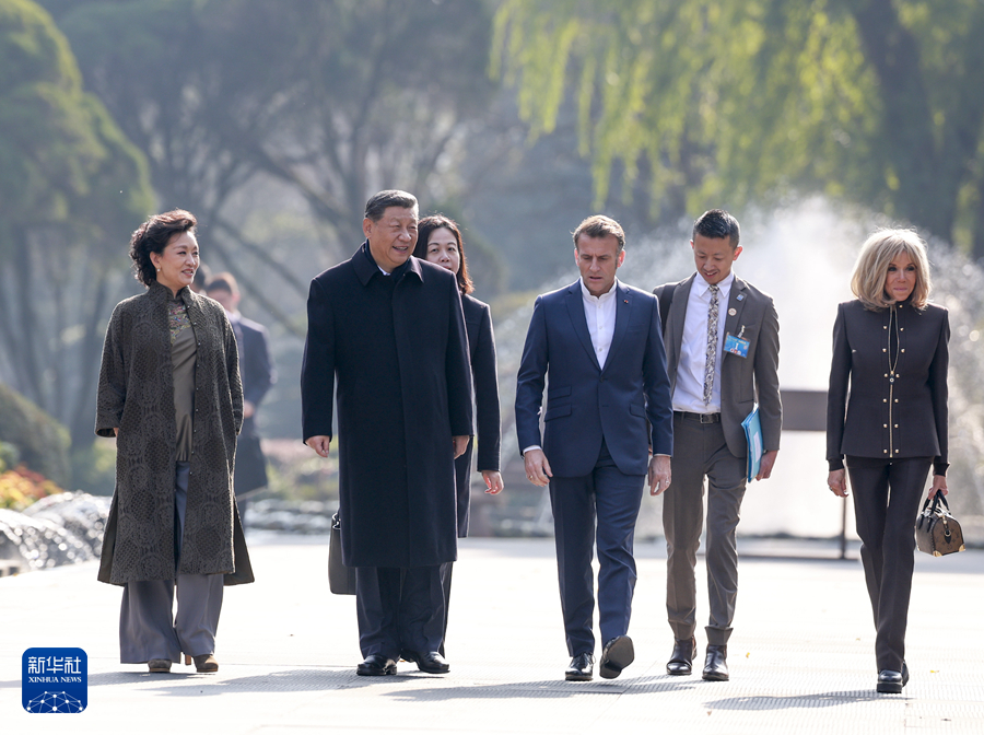 習(xí)近平同法國(guó)總統(tǒng)馬克龍?jiān)诔啥歼M(jìn)行友好交流